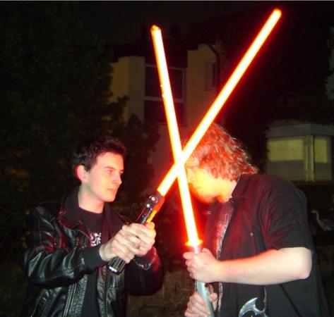 Datei:IG-w-lightsaber.JPG